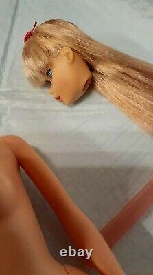 1968 BEAUTIFUL Blonde Standard Barbie #1190 Straight Leg