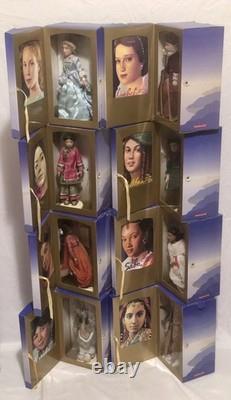 Girls Of Many Lands Dolls By American Girl 8 dolls Withboxes Books & display shelf