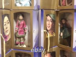 Girls Of Many Lands Dolls By American Girl 8 dolls Withboxes Books & display shelf
