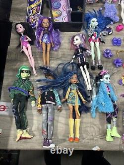Monster High 16 Doll HUGE LOT Tons Of Outfits Accessories Shoes Older Rare Ones