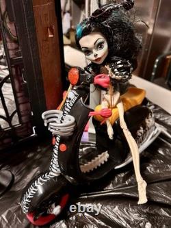 Monster High Deluxe High School Playset 2015 Doll House Castle Deadluxe Withextras