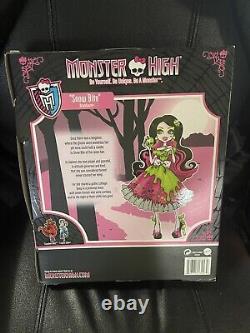 Monster High Draculaura Snowbite Once Upon a Time MIB Retired 2012