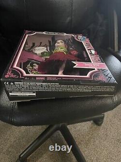 Monster High Draculaura Snowbite Once Upon a Time MIB Retired 2012