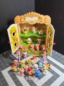 VINTAGE 1981 STRAWBERRY SHORTCAKE BERRY PATCH CARRY CASE & 26 Figures GUC