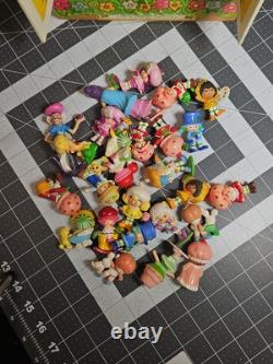 VINTAGE 1981 STRAWBERRY SHORTCAKE BERRY PATCH CARRY CASE & 26 Figures GUC