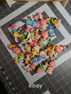 VINTAGE 1981 STRAWBERRY SHORTCAKE BERRY PATCH CARRY CASE & 26 Figures GUC