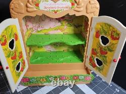 VINTAGE 1981 STRAWBERRY SHORTCAKE BERRY PATCH CARRY CASE & 26 Figures GUC