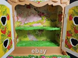 VINTAGE 1981 STRAWBERRY SHORTCAKE BERRY PATCH CARRY CASE & 26 Figures GUC