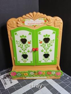 VINTAGE 1981 STRAWBERRY SHORTCAKE BERRY PATCH CARRY CASE & 26 Figures GUC