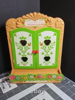 VINTAGE 1981 STRAWBERRY SHORTCAKE BERRY PATCH CARRY CASE & 26 Figures GUC