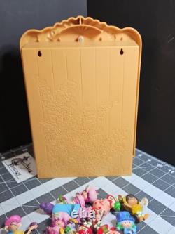 VINTAGE 1981 STRAWBERRY SHORTCAKE BERRY PATCH CARRY CASE & 26 Figures GUC