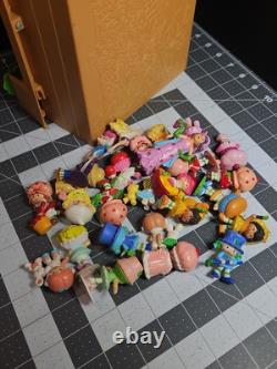 VINTAGE 1981 STRAWBERRY SHORTCAKE BERRY PATCH CARRY CASE & 26 Figures GUC